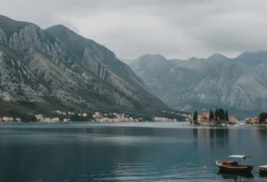 Baía de Kotor em dia nublado com montanhas e águas calmas