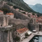 Cidade antiga de Kotor vazia fora do verão com muralhas medievais