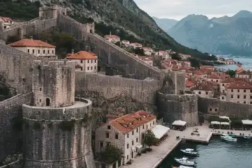 Cidade antiga de Kotor vazia fora do verão com muralhas medievais