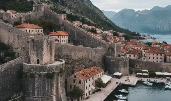 Cidade antiga de Kotor vazia fora do verão com muralhas medievais