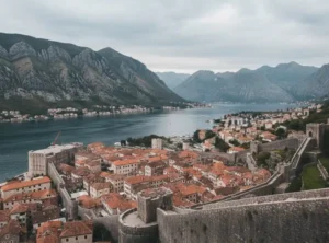 Vista panorâmica de Kotor no Montenegro fora da alta temporada