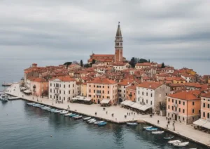 centro histórico de Piran em dia nublado