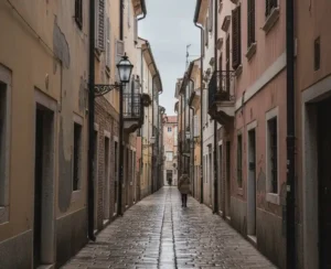 rua de pedra em Piran fora do verão