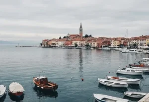 vista do mar Adriático em Piran no inverno