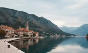 Arquitetura histórica de Perast em dia nublado