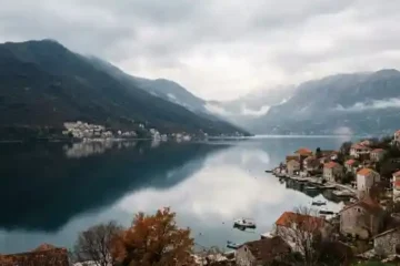 Baía de Kotor fora do verão com montanhas e mar calmo