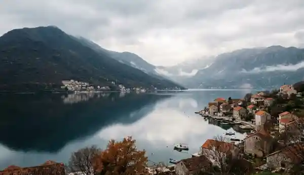 Baía de Kotor fora do verão com montanhas e mar calmo