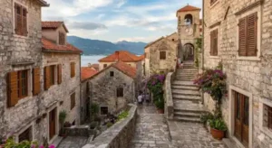 Centro histórico de Herceg Novi com escadas e arquitetura antiga