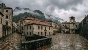 Cidade antiga de Kotor vazia na baixa temporada