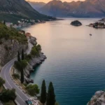 Estrada costeira entre Kotor e Perast no Montenegro
