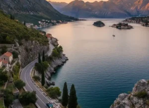 Estrada costeira entre Kotor e Perast no Montenegro
