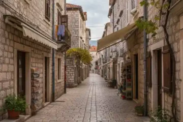 Ruas de Herceg Novi fora da alta temporada com movimento local