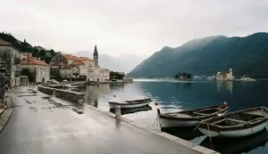 Vila de Perast no Montenegro com orla silenciosa