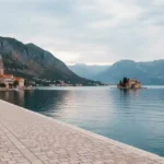 Vila de Perast no Montenegro fora do verão com orla vazia