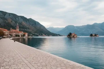 Vila de Perast no Montenegro fora do verão com orla vazia