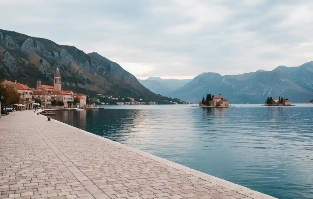 Vila de Perast no Montenegro fora do verão com orla vazia