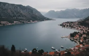 Vista da Baía de Kotor fora do verão com céu nublado