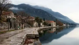 Vista da orla de Herceg Novi fora do verão com mar calmo