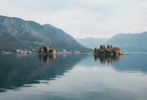 Vista das ilhas de Perast fora da alta temporada