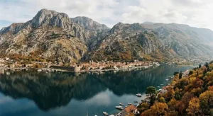Baía de Kotor no outono com montanhas e mar tranquilo
