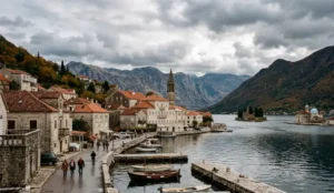 Vila de Perast em dia nublado durante o outono