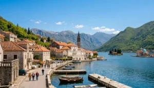 Vista da Baía de Kotor na primavera com céu claro