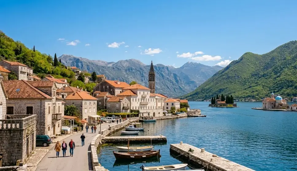 Vista da Baía de Kotor na primavera com céu claro